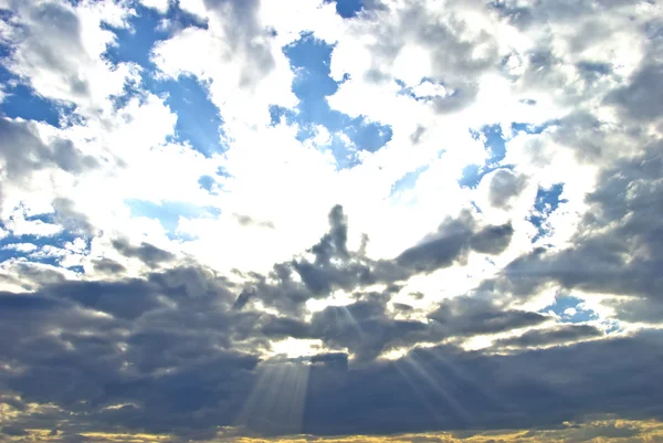 Los rayos del sol rompiendo las nubes oscuras de la lluvia —  Fotos de Stock