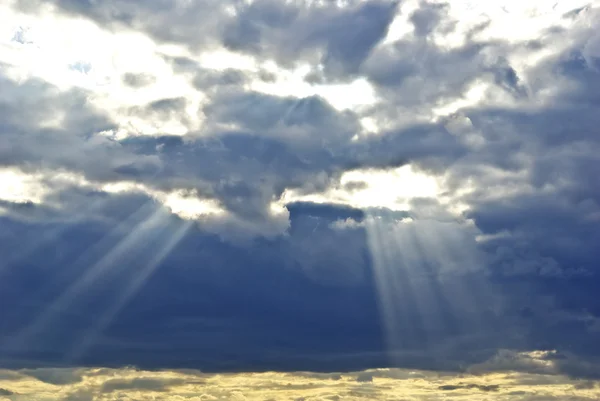 太陽光線の暗い雨の雲を突破 — ストック写真