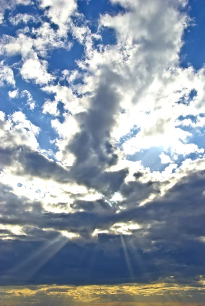 太陽光線の暗い雨の雲を突破 — ストック写真