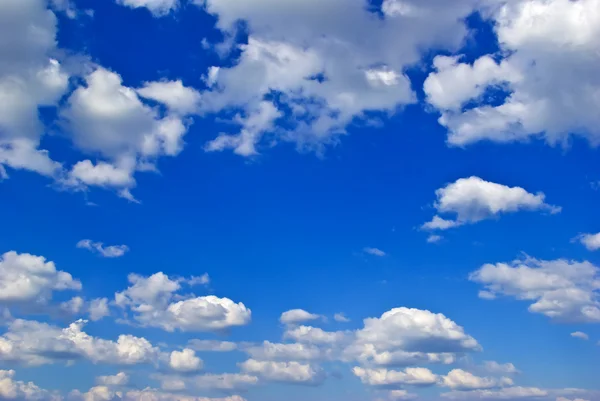 純粋な青い空白い雲 — ストック写真