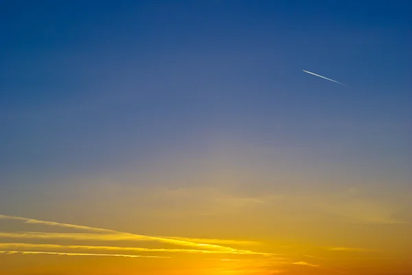 Die Wolken leuchten in den Strahlen der Morgensonne — Stockfoto