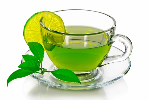 Beyaz arka plan üzerinde izole limonlu yeşil çay