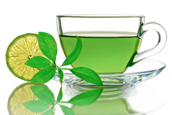 Té verde con limón aislado sobre fondo blanco — Foto de Stock