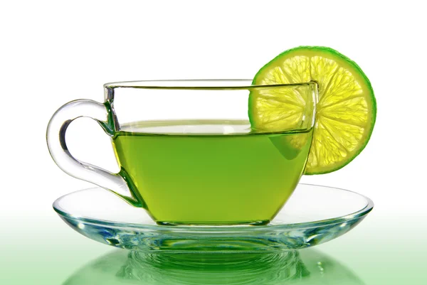 Groene thee met citroen geïsoleerd op witte achtergrond — Stockfoto