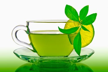 yeşil çay yapraklarından beyaz zemin üzerine limon.