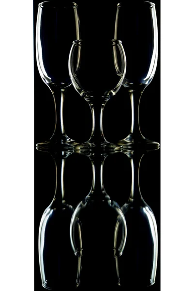 Прозрачные бокалы для вина на черно-белом фоне с отражением — стоковое фото