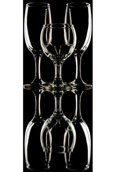 Прозорі келихи для вина на чорно-білому тлі з відображенням — стокове фото