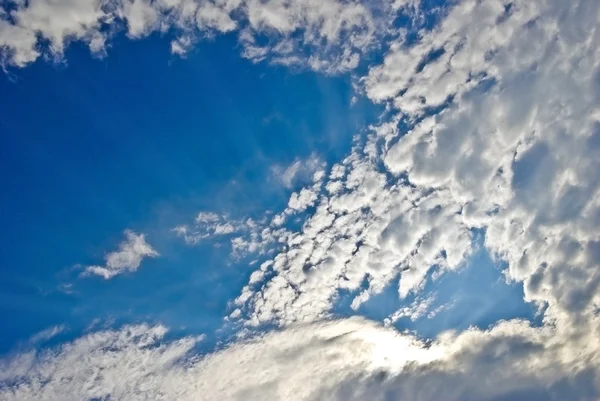 青空に雲の間から日光 — ストック写真