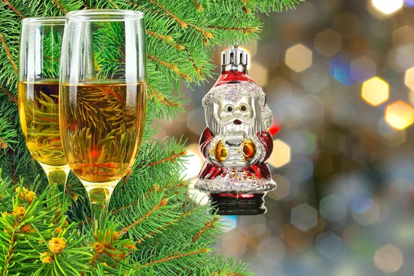 Two glasses of wine under the Christmas tree — Stock Photo, Image