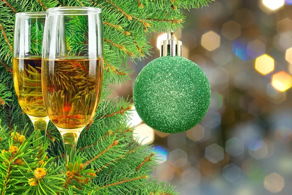 Dos copas de vino bajo el árbol de Navidad —  Fotos de Stock