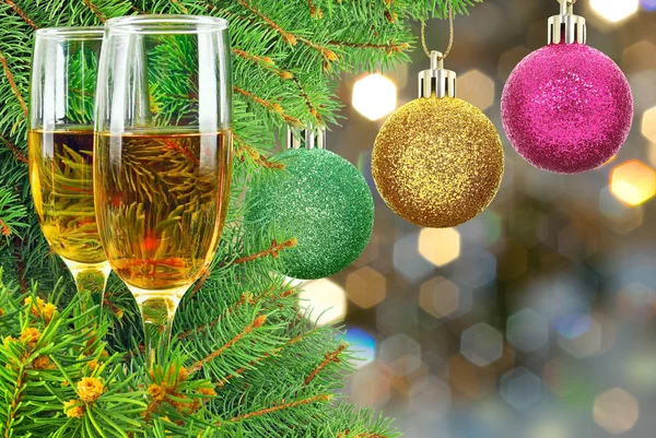 Dos copas de vino bajo el árbol de Navidad —  Fotos de Stock
