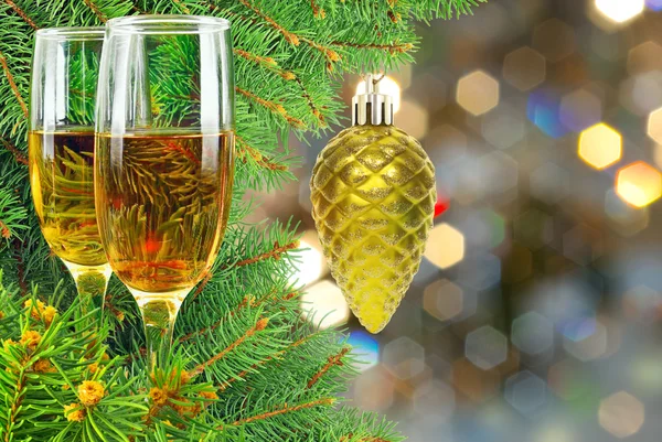 Dois copos de vinho debaixo da árvore de Natal — Fotografia de Stock