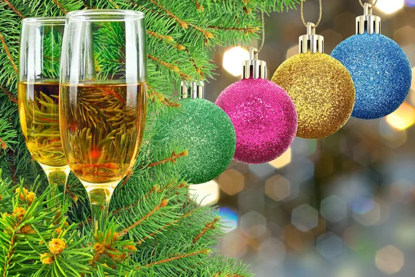 Dos copas de vino bajo el árbol de Navidad —  Fotos de Stock
