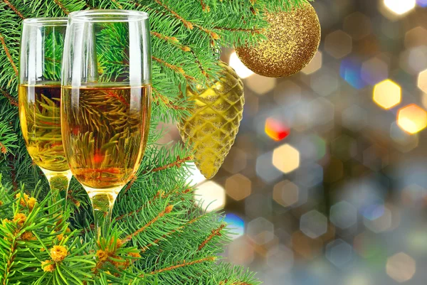 Dois copos de vinho debaixo da árvore de Natal — Fotografia de Stock