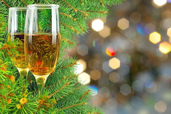 Dos copas de vino bajo el árbol de Navidad —  Fotos de Stock