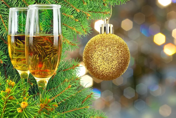 Two glasses of wine under the Christmas tree — Stock Photo, Image