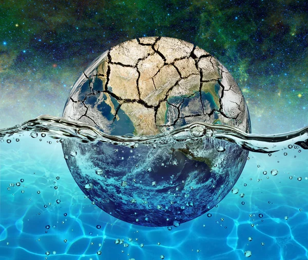 Planeet aarde is ondergedompeld in water op de achtergrond van de sterrenhemel — Stockfoto