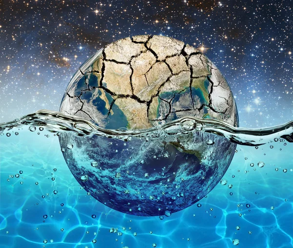 Planet Erde versinkt im Wasser auf dem Hintergrund des Sternenhimmels — Stockfoto