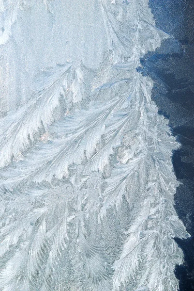 Modèles de givre sur une fenêtre gelée en hiver — Photo