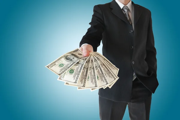 黒スーツの男は、青い背景に分離されてお金を提供してください。 — ストック写真