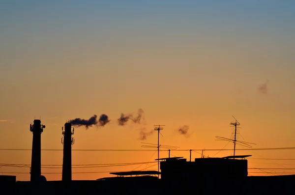 Silhouet van de industriële productie, vervuiling van de atmosfeer — Stockfoto