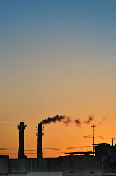 Silhouet van de industriële productie, vervuiling van de atmosfeer — Stockfoto