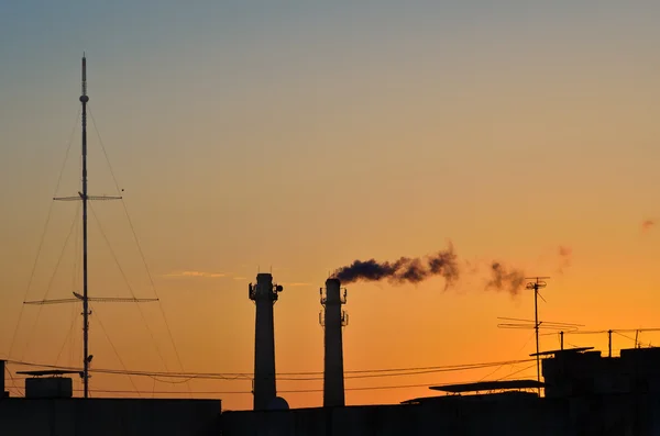 Silhouet van de industriële productie, vervuiling van de atmosfeer — Stockfoto