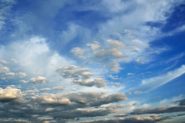 雨の前に空に光雲. — ストック写真