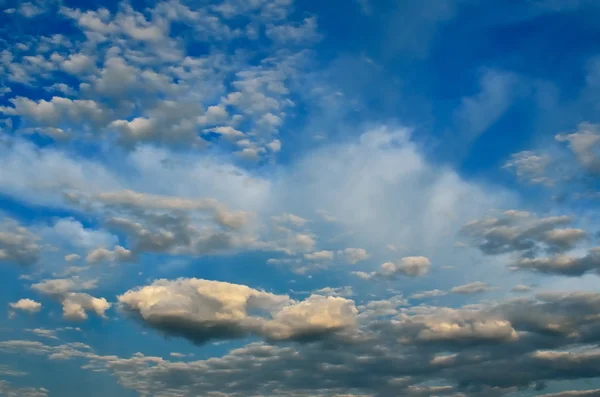 雨の前に空に光雲. — ストック写真