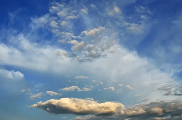 雨の前に空に光雲. — ストック写真