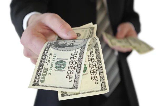 Um homem em um terno de negócios oferece dinheiro — Fotografia de Stock