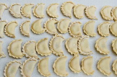 Peynirli ravioli mutfak masasının üzerinde yalan