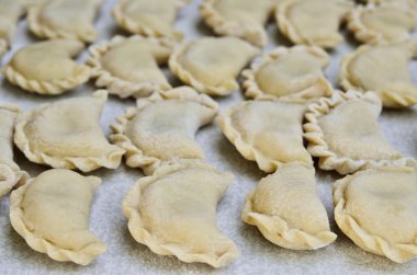 Peynirli ravioli mutfak masasının üzerinde yalan