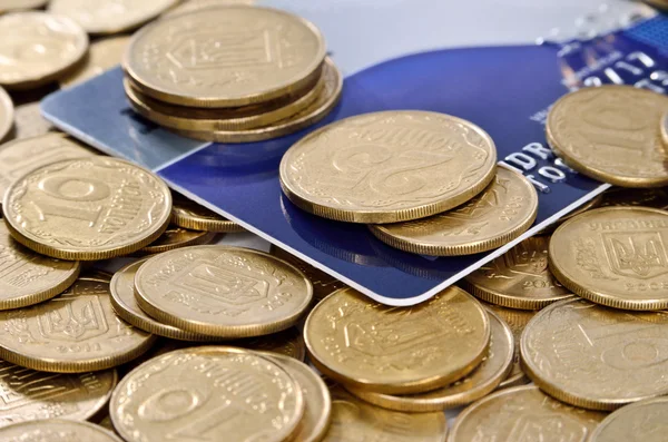 Hitelkártya a sárga fém érmék között — Stock Fotó