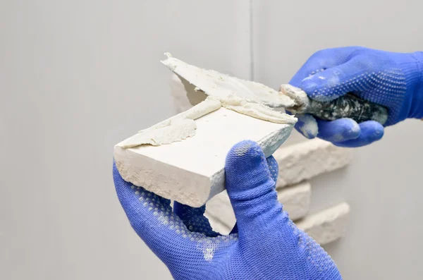 Dekoratif duvar karoları, mavi eldiven işçileri karşı karşıya