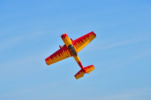Flying the plane performs aerobatics in the sky — Stock Photo, Image