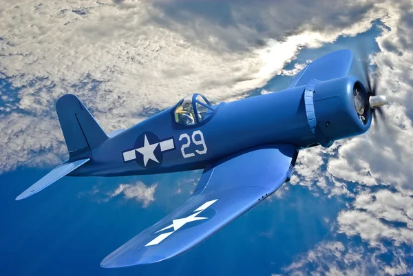 Lutador americano baseado em porta-aviões está voando contra o céu azul — Fotografia de Stock