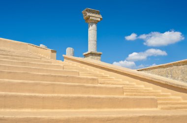 Mavi gökyüzü arka plan üzerinde tribün Yunan tiyatrosu