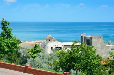 Denizde bir arka plan mavi gökyüzünde Köyü