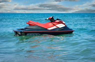 Jet-ski mavi gökyüzüne karşı denizin dalgaları