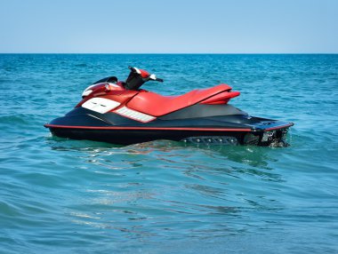 Jet-ski mavi gökyüzüne karşı denizin dalgaları