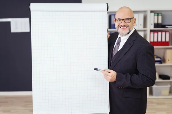 Uomo d'affari anziano fiducioso che fa una presentazione — Foto Stock
