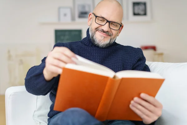 Μεσήλικας άνδρας απολαμβάνοντας ένα καλό βιβλίο — Φωτογραφία Αρχείου