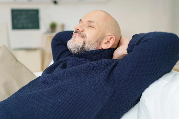 Homem feliz desfrutando de um descanso feliz — Fotografia de Stock