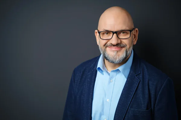 Homme mûr avec barbe et lunettes en studio — Photo