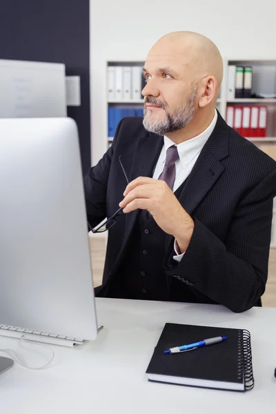 Nachdenklicher Geschäftsmann mit Brille — Stockfoto