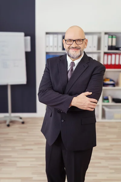 Homem de negócios confiante em pé no escritório moderno — Fotografia de Stock