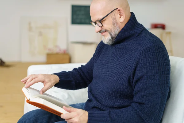 Stilvoller Mann mittleren Alters entspannt mit einem guten Buch — Stockfoto