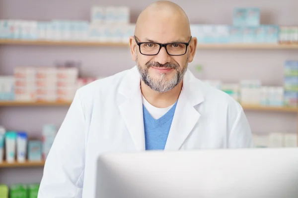 Farmacêutico Masculino Usando Computador no Contador de Drogas — Fotografia de Stock