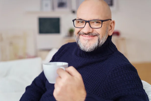 Щасливий привабливий чоловік насолоджується кавою — стокове фото